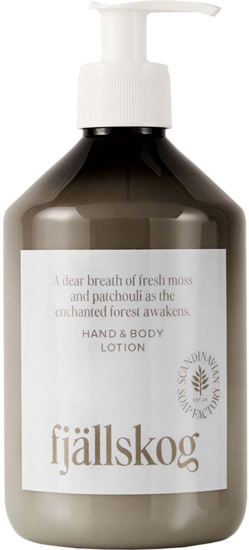 Braune Lotionflasche mit weißem Pumpkopf, Etikett liest 'fjällskog' und beschreibt Wald-inspirierte Duft sowie Hand- und Körperlotion.