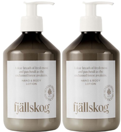 Zwei Flaschen Hand- und Körperlotion mit weißen Pumpenkappen, etiketti 'fjällskog', beschreibt frischen Moosgeruch.