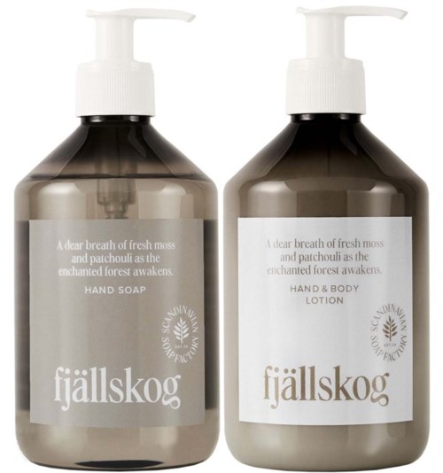 Zwei braune Flaschen mit weißen Pumpen, eine als Handseife und die andere als Hand- und Körperlotion, beide von Fjällskog.