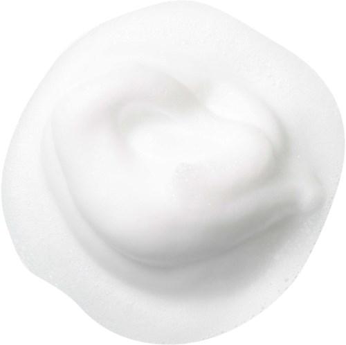 Een dotje witte room of yoghurt op een wit oppervlak. Het lijkt glad en dik.
