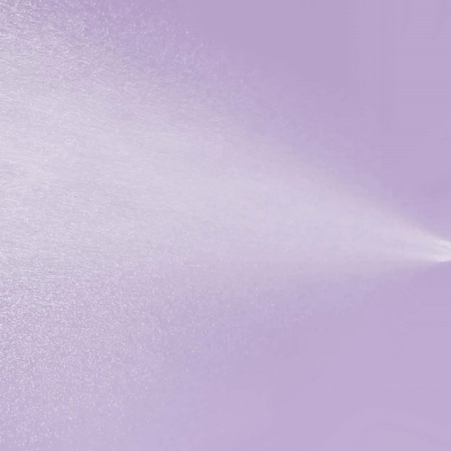Een paarse spray met een heldere lichtpunt aan de punt, die een fijne nevel verspreidt.