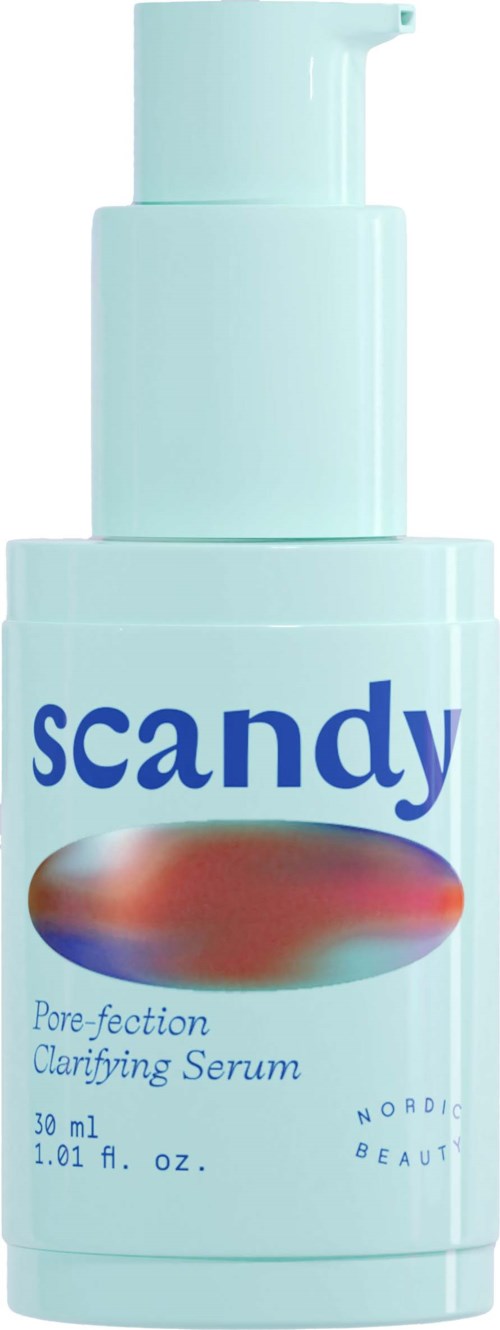 Een witte fles met pomp, gemerkt 'scandy' en 'Pore-perfection Clarifying Serum'.