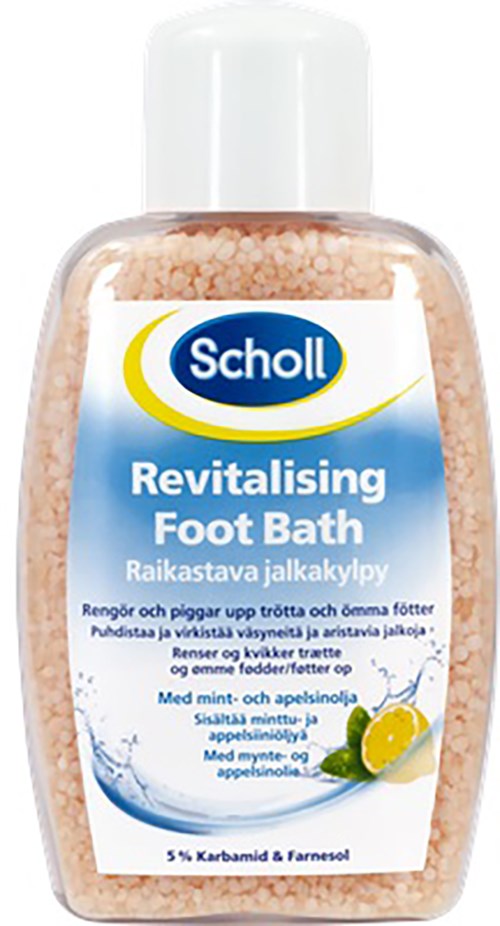 En flaska Scholl Revitalising Foot Bath salt med citrusa extract for att fräscha upp trötta fötter.