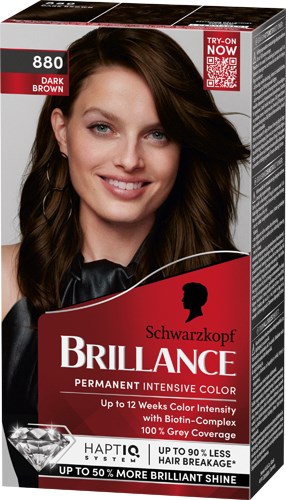 Een vrouw met lang bruin haar glimlacht en houdt een doos van Schwarzkopf Brillance haarkleur.