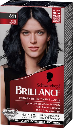 Een vrouw met donker, golvend haar en oorbellen die glimlacht op een haarverfdoos.