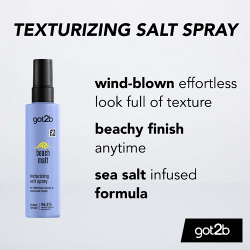 Text på en produktetikett för ett texturiserande saltspray, med fokus på vind-blåst, strandigt och havssaltinfuserat tema.