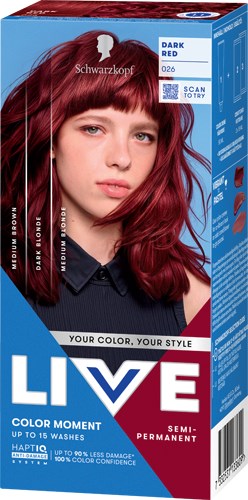 Eine Frau mit welligem roten Haar sieht selbstbewusst aus, mit Haarfärbeverpackung im Hintergrund.