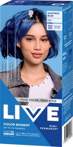 Een jonge vrouw met felblauw haar en een kalme uitdrukking, staat voor een blauw haarverfdoos.