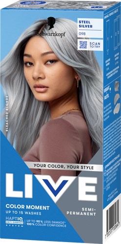 Een vrouw met lang, zilverachtig haar kijkt naar de camera op een haarverven doos. De doos toont productgegevens en merk.
