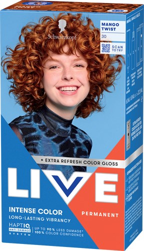 Een meisje met grote, krullende rode haar, breed glimlachend, houdt een Live-haarkleurdoos. Fel gekleurde verpakking.