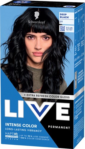 Een vrouw met lang, golvend zwart haar en een pony op de haarverfdoos. De doos is blauw en zwart.