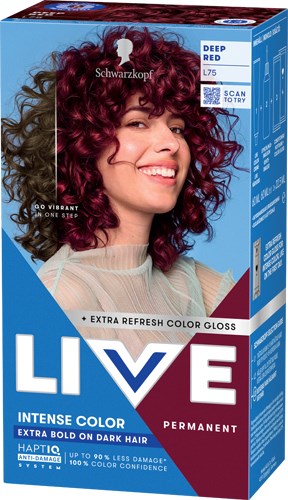 Een vrouw met krullend, dieprood haar glimlacht en houdt een doos haarverf vast, gelabeld LIVE intense kleur permanent.