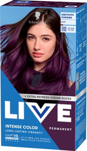 Eine Frau mit langen, lila und braunen Haaren zeigt die Haarfärbebox mit 'LIVE' und 'Amethyst Chrome.'