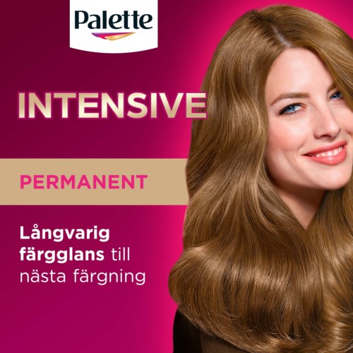 Een vrouw met lang, glanzend, lichtbruin haar die glimlacht op een roze achtergrond met haarproducttekst.