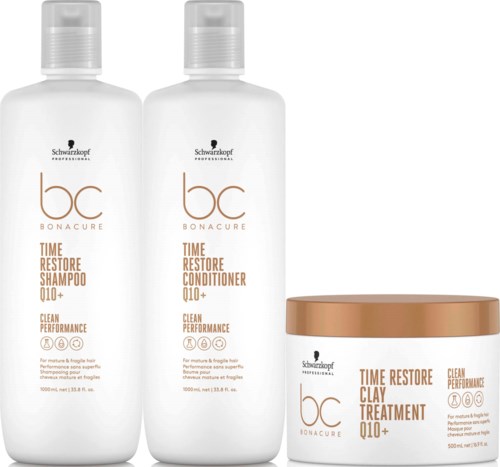 Drie haarverzorgingsproducten: twee flessen en een pot, allemaal met shampoo, conditioner en klei-behandeling voor haar.