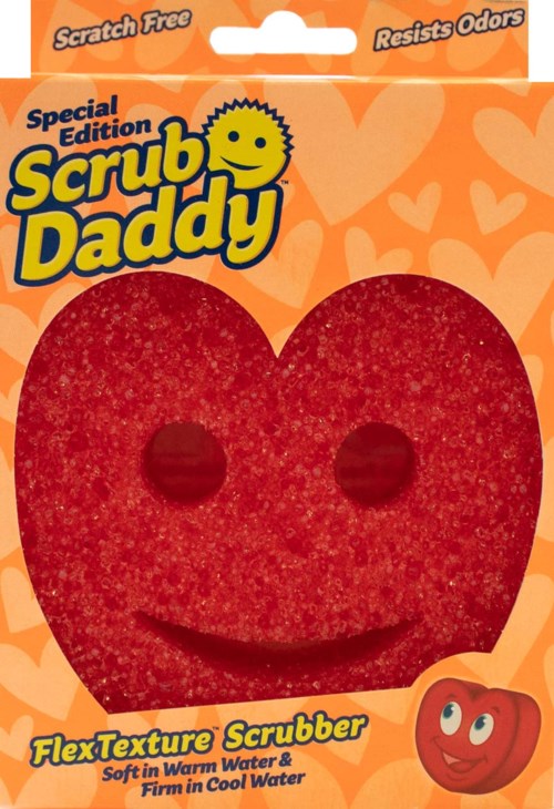 En röd, leende skrubbsvamp med ett ansikte, i ljusorange förpackning för Scrub Daddy, en rengöringsprodukt.
