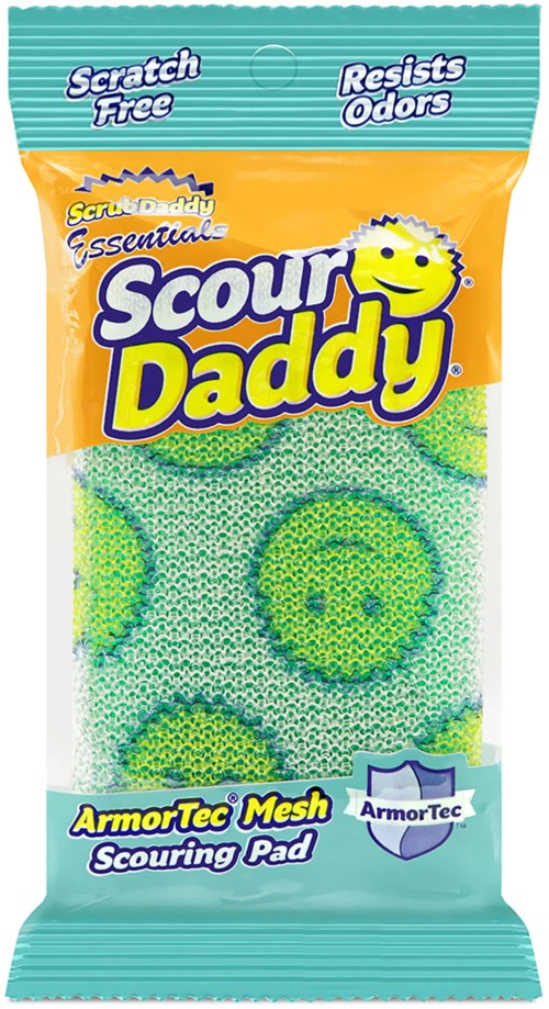 Ett färgglatt paket visar Scour Daddy, en skrubb som är skrapfri och motstår lukt, med en nätbeklädnad i enheten.