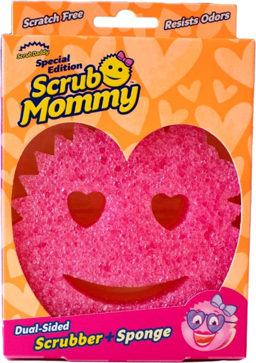 En rosa svamp med ett leende ansikte och hjärtformade ögon på förpackningen kallad Scrub Mommy med orange bakgrund.
