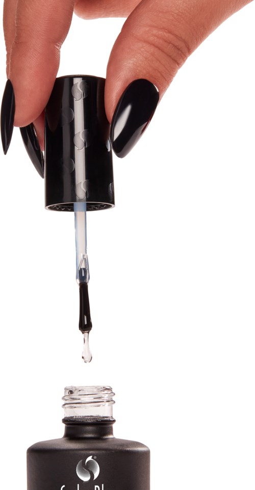 Een hand met zwarte nagels druppelt door een pipet op een fles. Sonic-logo is zichtbaar op de fles.