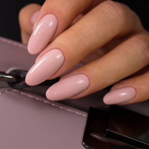 Nagellack in hellem Pink mit glänzendem Finish auf gepflegten Nägeln.