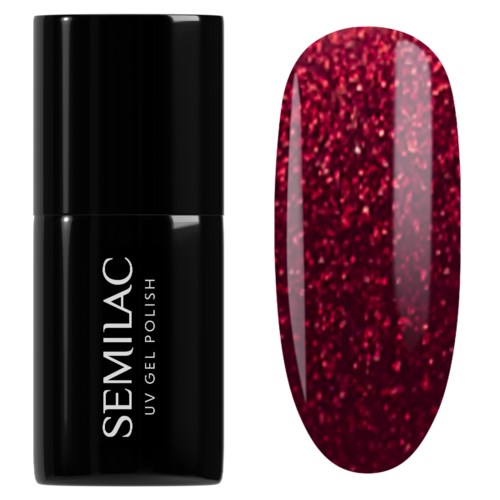 En svart nagellacksflaska med vitt text bredvid en nagel målad med mörkröd glitterlack.