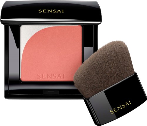 Een blush compact met een rozekleurige blush en een bruine kwast, beide met het merk Sensai.