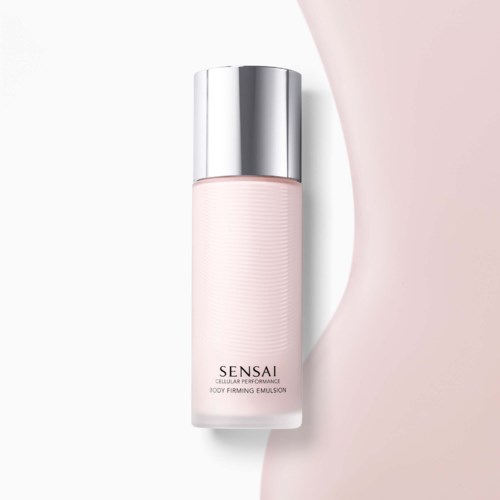 Eine rosa Körperemulsionsflasche mit silberner Kappe, beschriftet 'SENSAL BODY FIRMING EMULSION'.