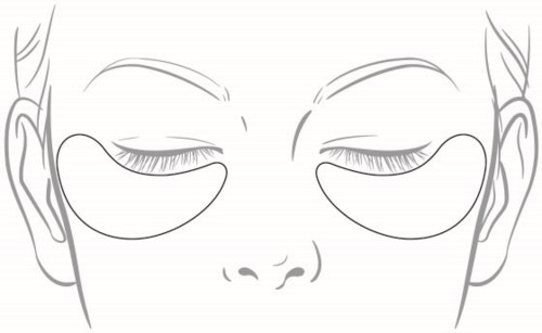 Eine Person mit Unteraugenschalen, geschlossene Augen, ruhiges Gesicht.