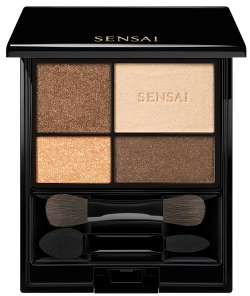 Een zwarte make-up palette met vier oogschaduwkleuren en twee kleine kwasten. Merk op de deksel.