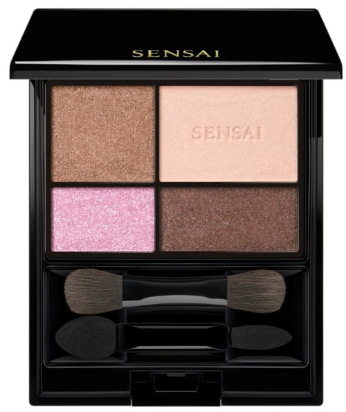 Eine Makeup-Palette mit vier verschiedenen Lidschatten und zwei Pinseln in einem schwarzen Gehäuse.