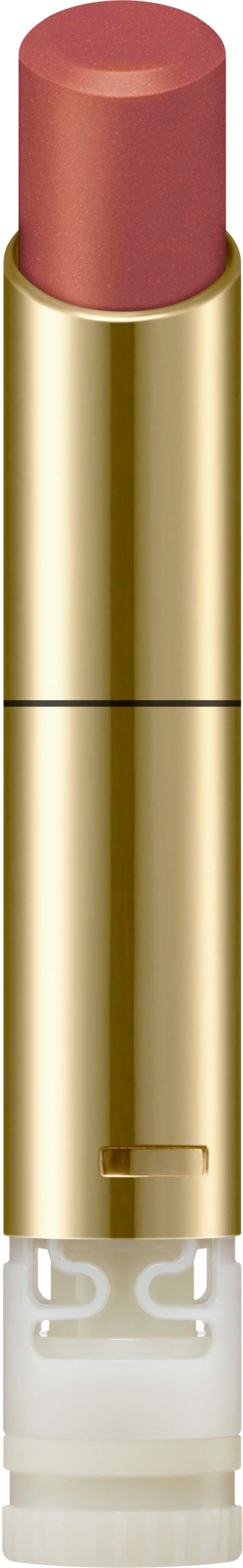 Ein Lippenstift mit goldener Hülle und rosa-braunem Farbton. Es steht senkrecht vor einem weißen Hintergrund.
