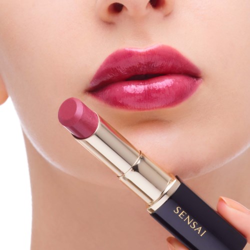 Nahaufnahme von Lippen mit rosa Lippenstift.