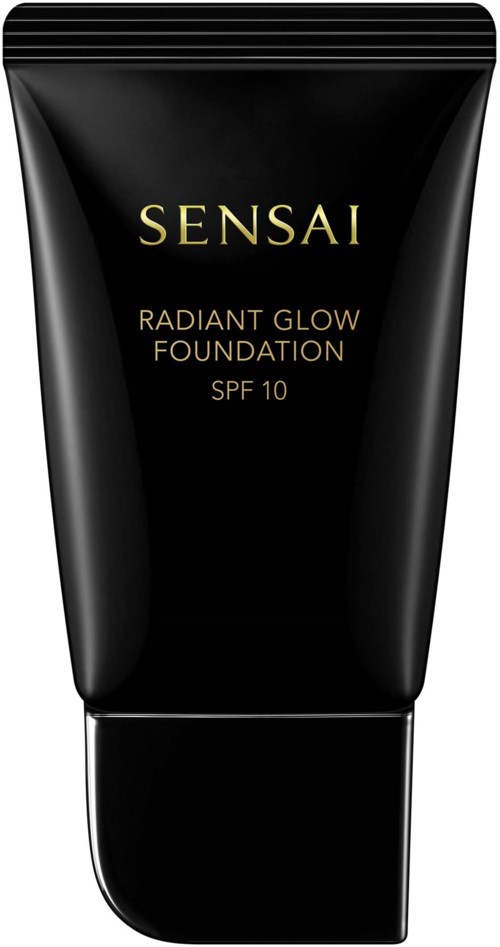 Musta putki kultaisella tekstillä, etiketti lukee Sensitive Radiant Glow Foundation SPF 10.