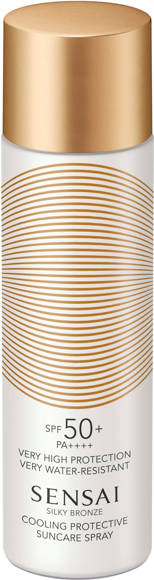 Een witte spuitfles met gouden dop, gelabeld SPF 50+ zonnebrand spray, in eenvoudig ontwerp.