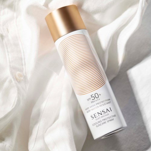 Een witte spuitfles met goudkleurige dop met 'SENSSE' label biedt zonbescherming met SPF 50+ en verkoelende werking.
