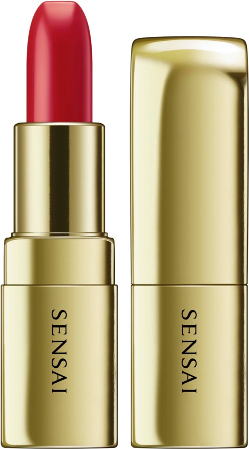 Eine goldene Lippenstiftkapsel mit rotem Lippenstift. Das Etikett trägt den Namen 'SENSAI'.