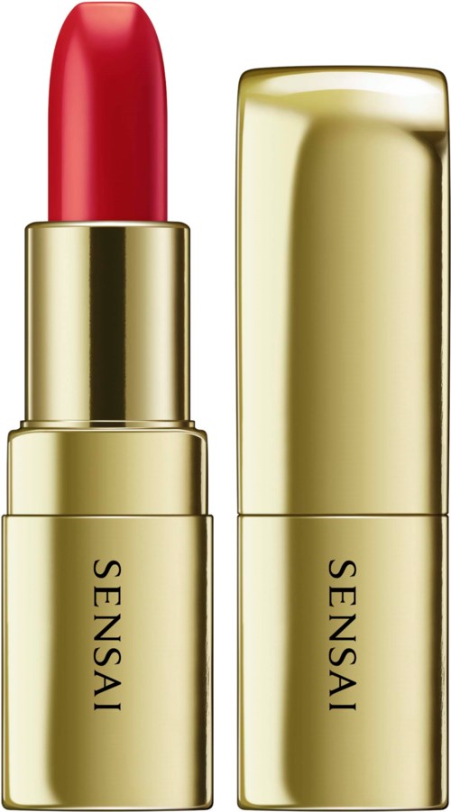 Een rode lippenstift in een gouden verpakking met 'SENSAl', en de bijbehorende gouden dop.