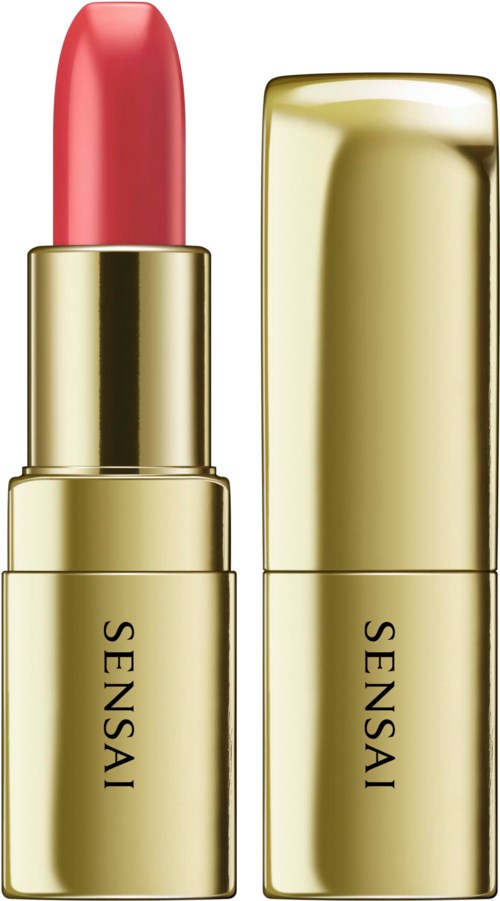 Ein rosa Lippenstift in einem goldenen Behälter mit einem Deckel daneben, beschriftet 'SENSAI'.