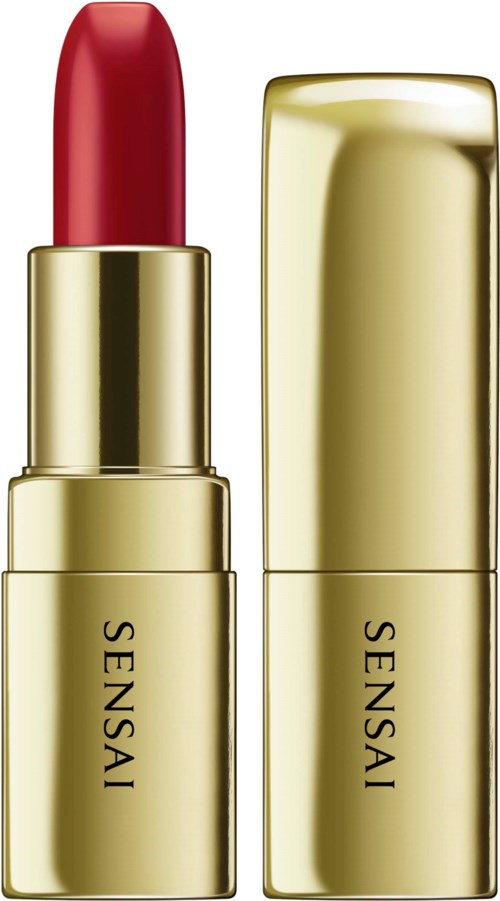 Ein roter Lippenstift in einer glänzenden Goldhülse mit passendem Deckel, mit der Aufschrift 'SENSAY'.