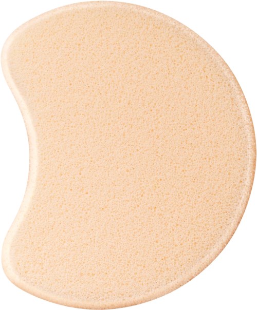 Ein beiger, nierenförmiger Make-up-Schwamm mit weicher, poröser Oberfläche.