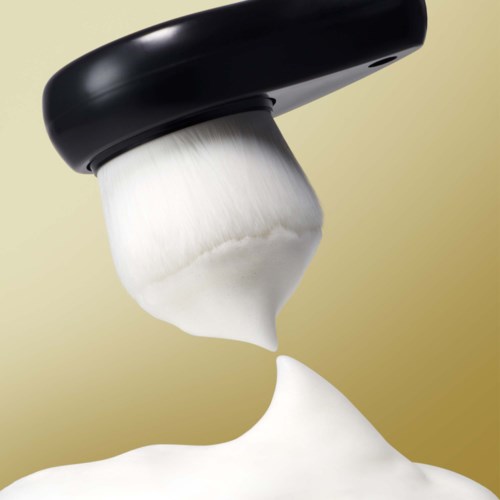 Eine schwarz-weiße Haarbürste wird verwendet, um flauschiges weißes Haar oder Fell zu pflegen.
