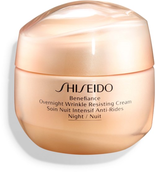 Ett runt, rosa krus av Shiseido Benefiance nattkräm med ett glansigt, glänsande lock och svart textetikett.