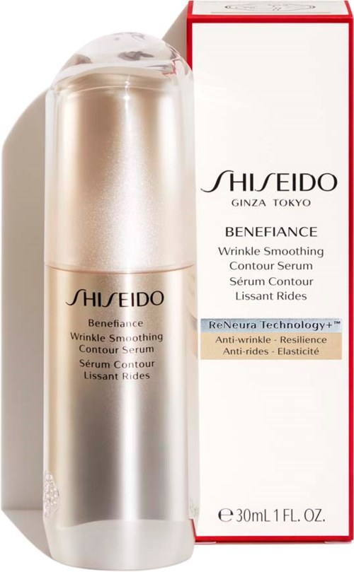 En flaska Shiseido Benefiance Wrinkle Smoothing Contour Serum bredvid dess kartong, som är huvudsakligen vit med röda detaljer.