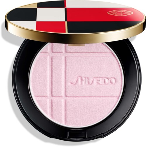 Rouge i rosa inuti i en svart kompack med en guldfärgad och flerfärgad design på locket.