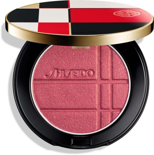 Ett runt rougekompakt med fyra rosa nyanser, präglat med varumärkesnamnet Shiseido och geometriska mönster, öppet för att visa färgerna.