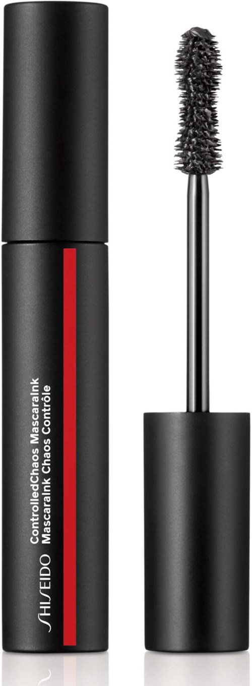 En svart mascara-penna med en borste, etiketten säger Shiseido, kontrollera och chaotic mascara.