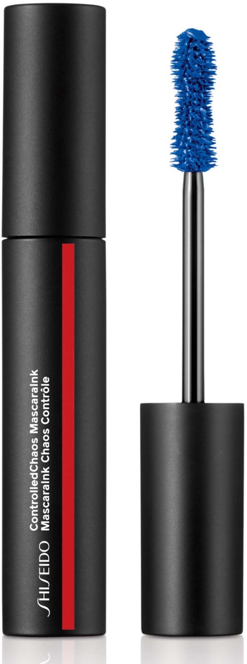 Een zwarte mascara-huls en een borstel met blauwe mascara klaar voor gebruik.