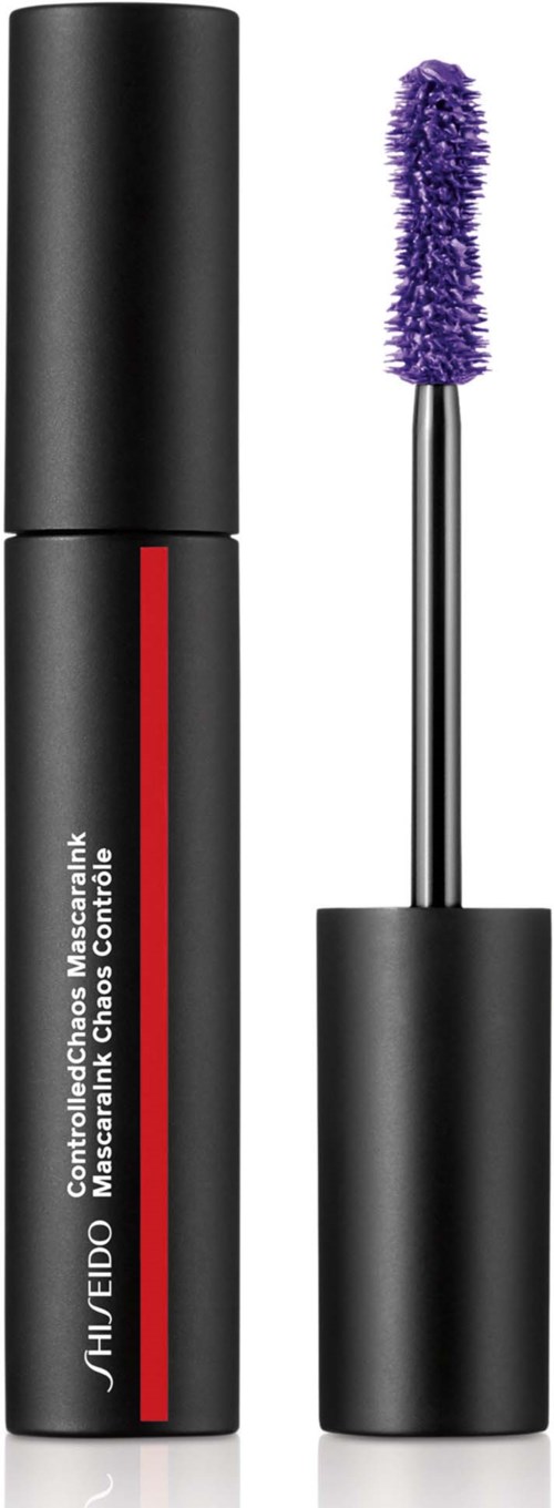 En mascara tub med en lila borste bredvid. Tuben är svart med röd och vit text.