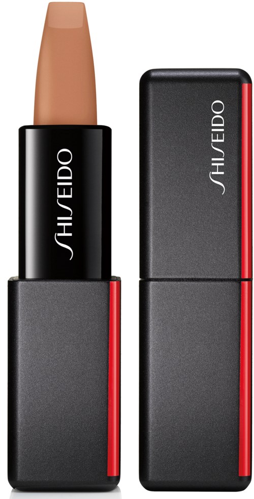 Ett Shiseido läppstift med svart och röd förpackning, utan lock och med beige läppstift synligt.