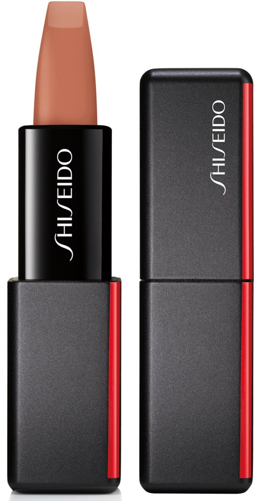 En läppstiftstubbe med beige färg, svart och röd design, samt varumärket Shiseido. Locken är borttagen, och läppstiftet syns.